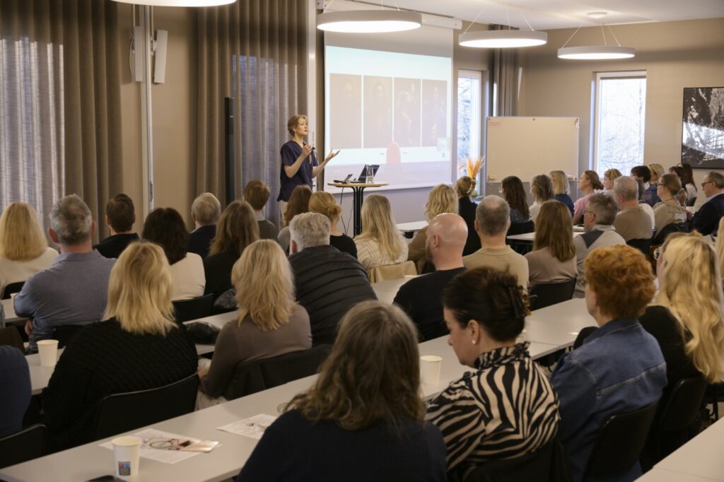 Föreläsning i ett konferensrum